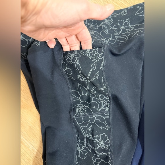 Skechers 2 pair navy & black Leggings w/ subtle floral trim & side pockets. NWOT - Picture 8 of 12